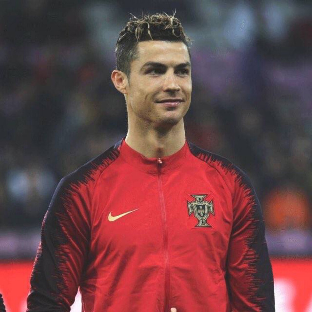 C罗晒与特朗普合照：感谢总统先生的盛情邀请及热烈欢迎（C罗晒与特朗普总统合影：感谢其热情邀请与欢迎）