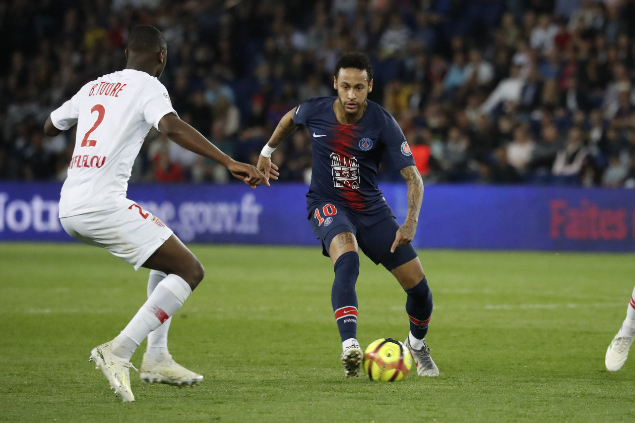 国家队征召！感谢邵佳一指导为青岛足球书写的精彩篇章（邵佳一获国家队征召，致谢其为青岛足球谱写的辉煌篇章）