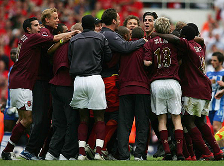 英超半场：阿马德破僵，卡塞米罗破门，曼联暂2-1伯恩茅斯（英超半场战报：阿马德首开纪录，卡塞米罗建功，曼联暂以2-1领先伯恩茅斯）