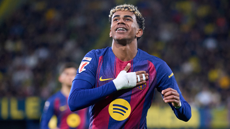 来砸场子的？几位C罗球迷现身梅西印度行看台，被安保请出场（几名C罗球迷亮相梅西印度行看台，随后被安保请离场）