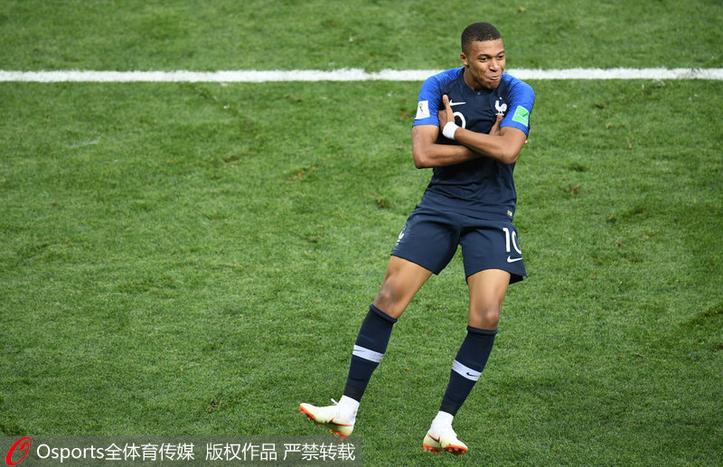 C罗一家海边度假，乔治娜晒比基尼展示性感身材（C罗携家人海边度假，乔治娜比基尼亮相秀火辣曲线）